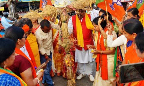 गुस्साई भाजपा के महिला सदस्यों ने फूंक दिया मंत्री रामेश्वर उरांव का पूतला