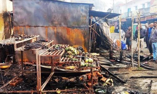 Bokaro: बारात में छोड़े गए पटाखों से राम मंदिर मार्केट के चार दुकानों में लगी आग, लाखों का नुकसान