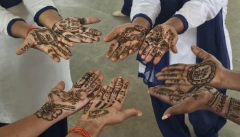 Lok Sabha election 2024: स्लोगन लिखी मेहंदी लगाकर छात्राओं ने दिया मतदान का संदेश
