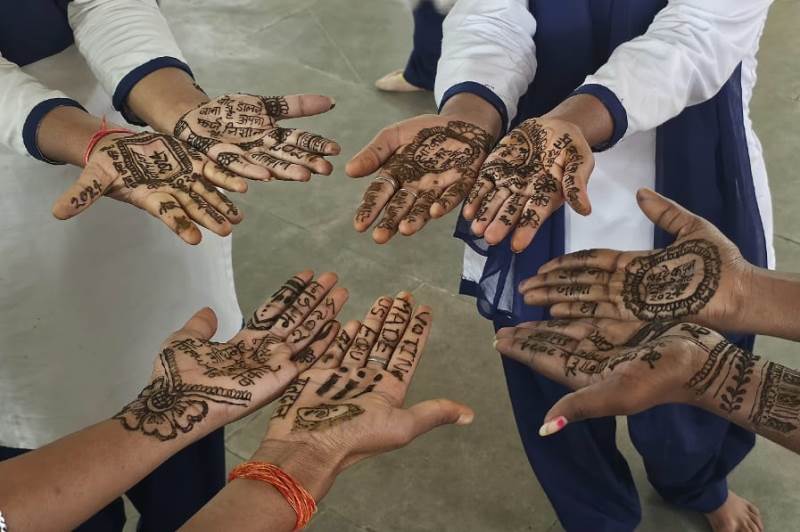 Lok Sabha election 2024: स्लोगन लिखी मेहंदी लगाकर छात्राओं ने दिया मतदान का संदेश