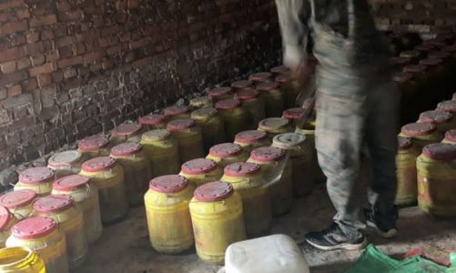 Bokaro: बनाई जा रही थी शराब, डीसी के आदेश में पड़ा छापा, शराब अड्डा ध्वस्त