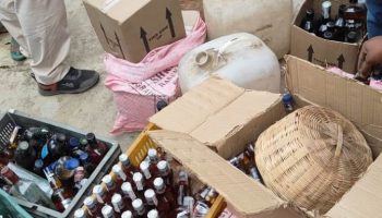 Bokaro: उत्पाद विभाग ने एक घर में छापेमारी कर भारी मात्रा में अवैध विदेशी शराब को किया जब्त