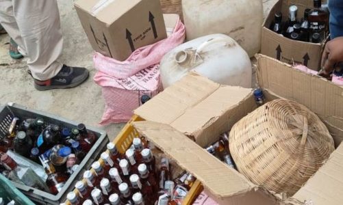 Bokaro: उत्पाद विभाग ने एक घर में छापेमारी कर भारी मात्रा में अवैध विदेशी शराब को किया जब्त