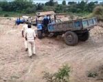 Bokaro: दामोदर नदी घाट पर अवैध बालू खनन रोकने गई खनन और BSL की टीम को ग्रामीणों ने घेरा, जब्त ट्रैक्टर छुड़ा ले गए