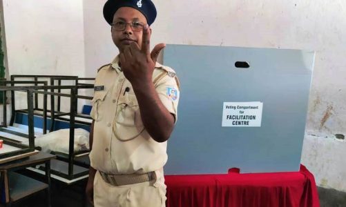 Bokaro: पोस्टल बैलेट के माध्यम से पुलिस, सुरक्षा जवानों ने किया मतदान