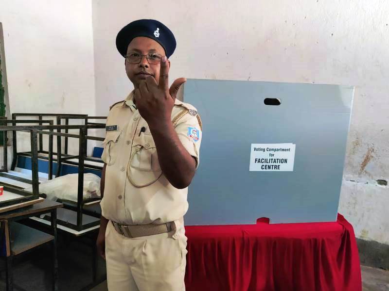 Bokaro: पोस्टल बैलेट के माध्यम से पुलिस, सुरक्षा जवानों ने किया मतदान