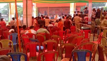 BJP के स्टार प्रचारक राजनाथ सिंह के भाषण के दौरान सैकड़ों लोग कार्यक्रम छोड़ चले गये, मंच पर थे दिग्गज नेतागण