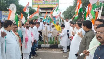 Bokaro: राहुल गांधी के खिलाफ अभद्र भाषा पर मंत्री का पुतला दहन