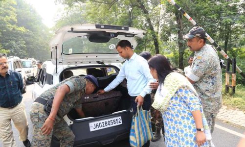 Bokaro: डीसी और एसपी ने 1 घंटे तक वाहनों की जांच कर दिखाया चुनावी सख्ती का अद्भुत नजारा