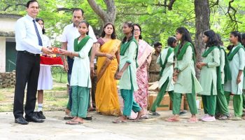 DPS Bokaro students visit Kurra village under the Experiential Learning Programme