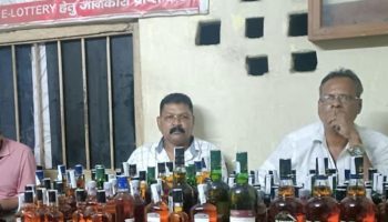 Bokaro: लाइन होटलों में बैठकर शराब पीने वाले हो जाएं सावधान, हो रही छापेमारी, दो गिरफ्तार