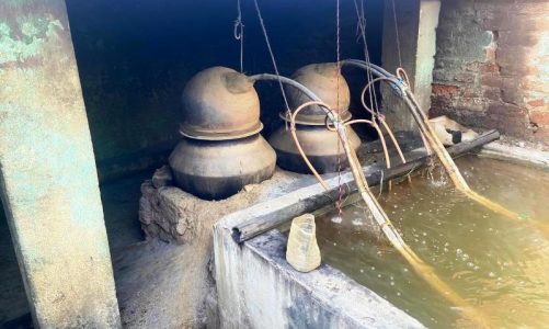 Bokaro: देशी जुगाड़ से बनाई जा रही थी अवैध शराब, उत्पाद विभाग की टीम ने मारा छापा