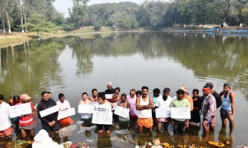 Bokaro: जल में खड़े होकर आश्रितों ने जताया विरोध