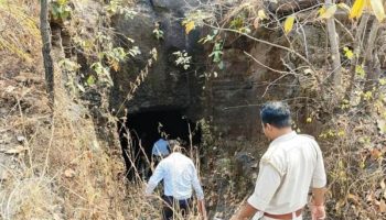 Bokaro: रेट होल माइनिंग का मिला साक्ष्य, जेसीबी से सुरंगों के मुहाने को कराया बंद, FIR दर्ज