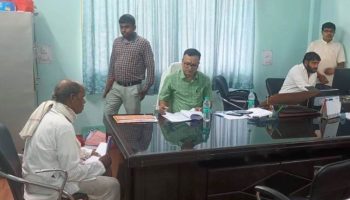 Bokaro में जब जनता नहीं पहुंची, तो DCLR अपना कोर्ट लेकर पहुँच गए जनता तक