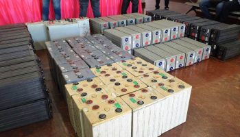 Bokaro: पुलिस-जैप की दबिश में 112 बैटरियां बरामद, एक गिरफ्तार, गैंग के सदस्य फरार
