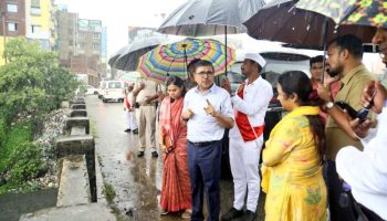 Bokaro: बारिश के बीच उपायुक्त ने किया शहर का दौरा, जलजमाव का लिया जायजा