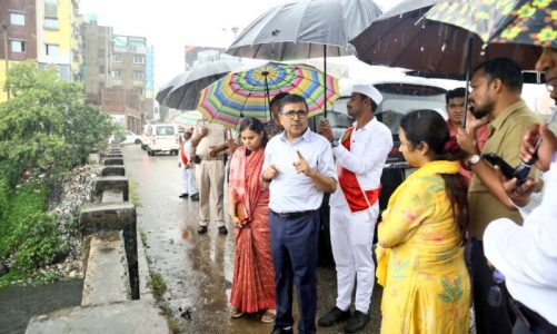 Bokaro: बारिश के बीच उपायुक्त ने किया शहर का दौरा, जलजमाव का लिया जायजा