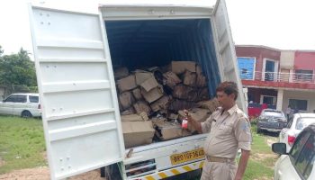Bokaro: डाक सेवा की गाड़ी से कई पेटी विदेशी शराब बरामद, भेजा जा रहा था बिहार