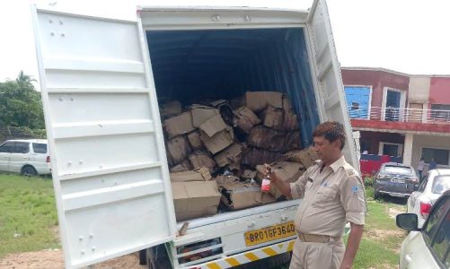 Bokaro: डाक सेवा की गाड़ी से कई पेटी विदेशी शराब बरामद, भेजा जा रहा था बिहार