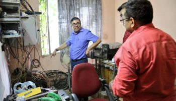 बिखरे तार और गंदगी ! झारनेट सर्वर रूम की गंदगी देख भड़के DC Bokaro
