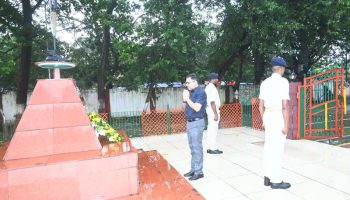Bokaro: हूल दिवस पर डीसी-एसपी ने पुलिस लाइन स्थित शहीद बेदी पर दी श्रद्धांजलि