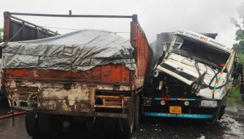 बोकारो-रामगढ़ सीमा पर ट्रेलर और हाइवा की टक्कर के बाद लगी आग