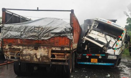 बोकारो-रामगढ़ सीमा पर ट्रेलर और हाइवा की टक्कर के बाद लगी आग