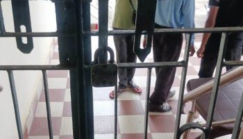 Bokaro: ब्लड न मिलने पर बवाल, गुस्साए युवक ने रेड क्रॉस के गेट में लगाया ताला