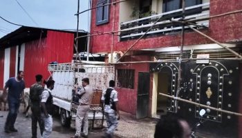 Bokaro: मैरिज हॉल की आड़ में चल रही थी गन फैक्ट्री, भारी मात्रा में हथियार और शराब जब्त
