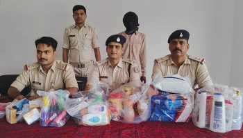 Bokaro: राशन दुकान से डियो, शैम्पू और च्यवनप्राश चुराने वाला चोर चढ़ा पुलिस के हत्थे