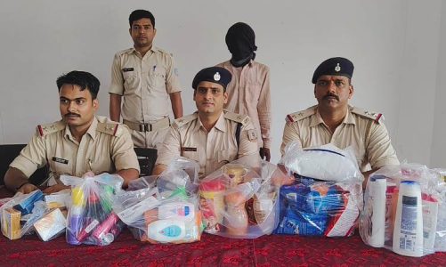 Bokaro: राशन दुकान से डियो, शैम्पू और च्यवनप्राश चुराने वाला चोर चढ़ा पुलिस के हत्थे