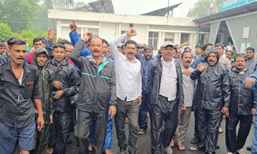 ‘खून-पसीना हमारा, इलाज क्यों नहीं ?’ – बोकारो स्टील के खिलाफ मजदूरों का भावुक प्रदर्शन