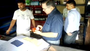 फिल्मी अंदाज़ में DC साहब ने ली शराब दुकान में एंट्री, बोतल हाथ में लेकर कहा- ‘हिसाब चाहिए’