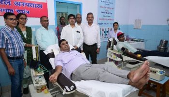 बोकारो के डॉक्टरों ने खुद का दिया खून, रक्तदान कर मनाया डॉक्टर्स डे