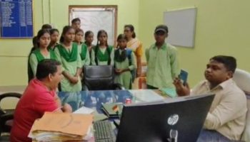 Bokaro: छात्राओं का आरोप – मेहंदी नहीं लगाने पर स्कूल में हुई पिटाई, DEO ने दिए जांच के आदेश