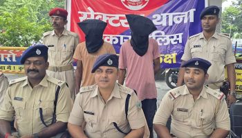 Bokaro: रात के अंधेरे में टावर से तार काट रहे थे चोर, पुलिस ने पकड़ा