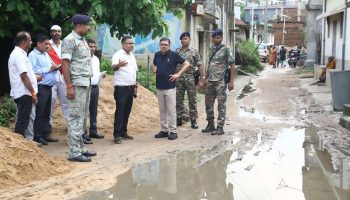 Bokaro: उपायुक्त ने सेक्टर 11 से तेलमच्चों ब्रिज तक सड़क का किया निरीक्षण