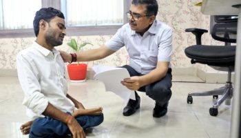 जब DC ने घुटनों पर बैठकर सुनी फरियाद…..