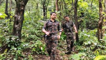जंगल-जंगल नक्सलियों की तलाश: लुगू-झुमरा में हथियारबंद जवानों संग उतरे बोकारो एसपी